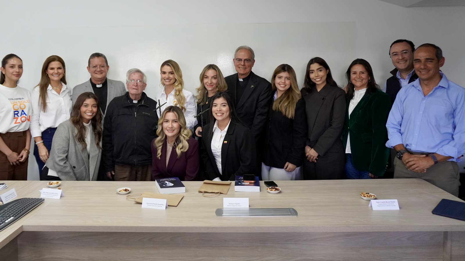 Los equipos de la Fundación y de la Corporación Minuto de Dios reunidos en la sala de juntas al terminar el encuentro