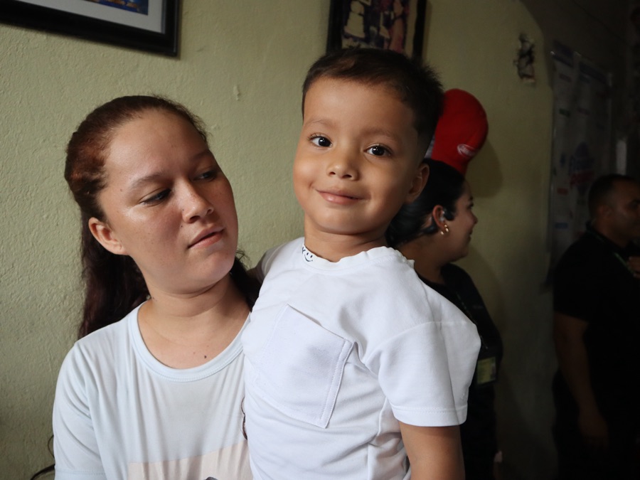 Una madre y su hijo durante una visita del equipo de la Fundación